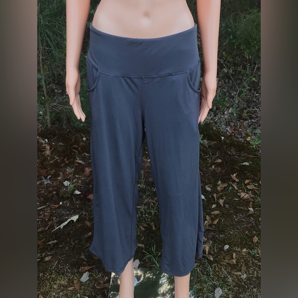 NWOT Sunzel Grey Yoga Capris